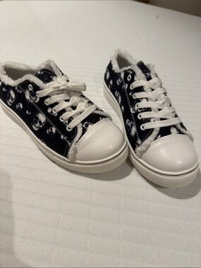 Women’s New  Black & White Skull Print Lace-Up Sneakers